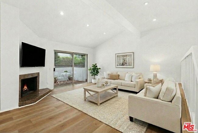 Building Photo - 1550 Palisades Dr