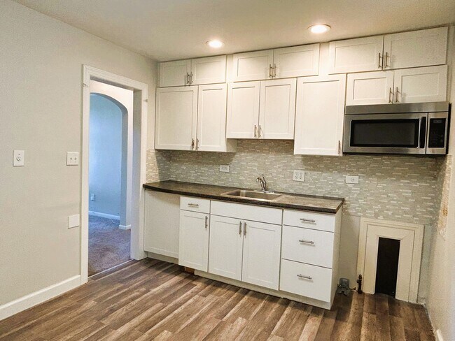 Building Photo - Bright & Spacious 3-Bed Home in Euclid