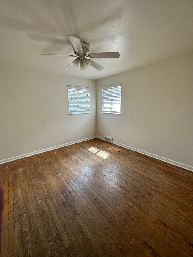 Building Photo - Awesome ranch style home 2bed+2offices 2ba...