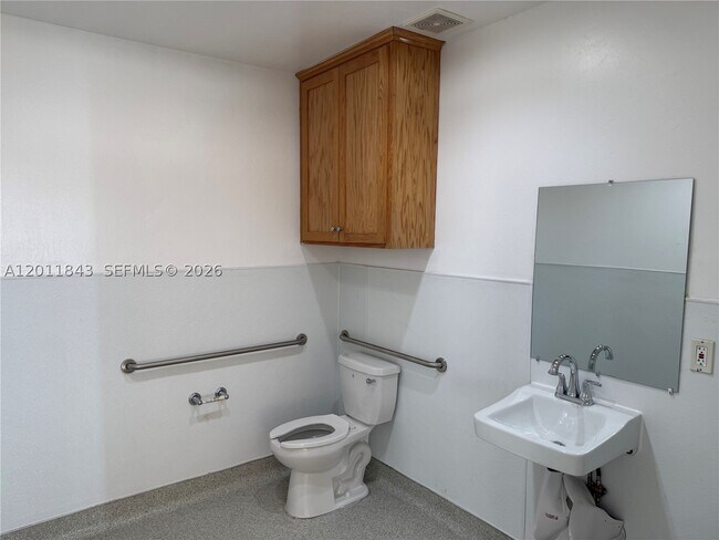 Building Photo - 428 N Curry St