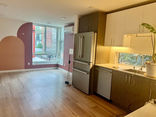 Building Photo - Capitol Hill Townhome