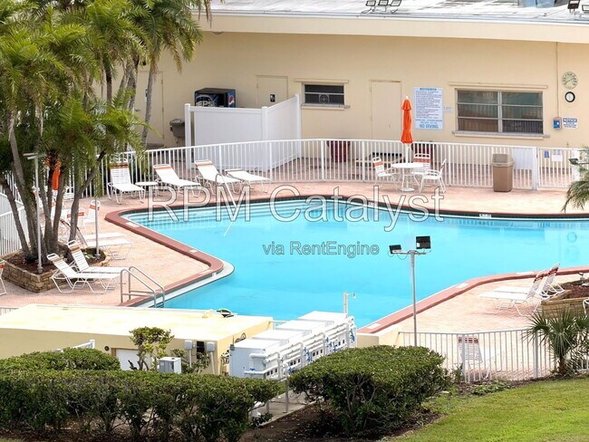 Building Photo - 4725 Cove Cir