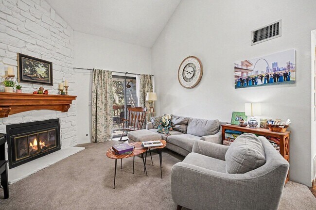 Building Photo - Cozy & Spacious 2BR Top-Floor Condo in Lakewood