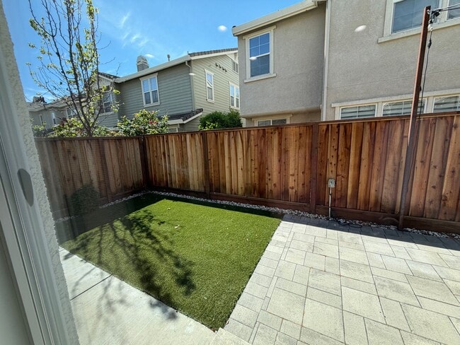 Building Photo - Luxurious 4 Bedroom 2.5 Bath Home.