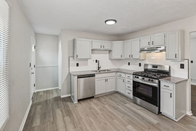 Building Photo - Hard-to-Find 6-Bedroom Home in Grandview!