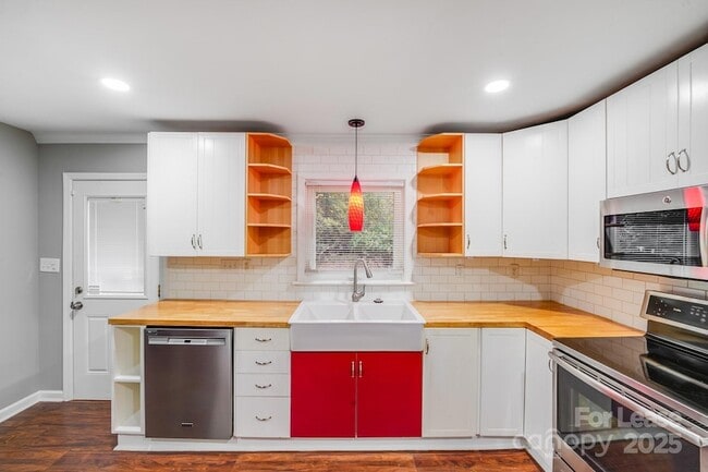 Building Photo - 5600 Riviere Dr