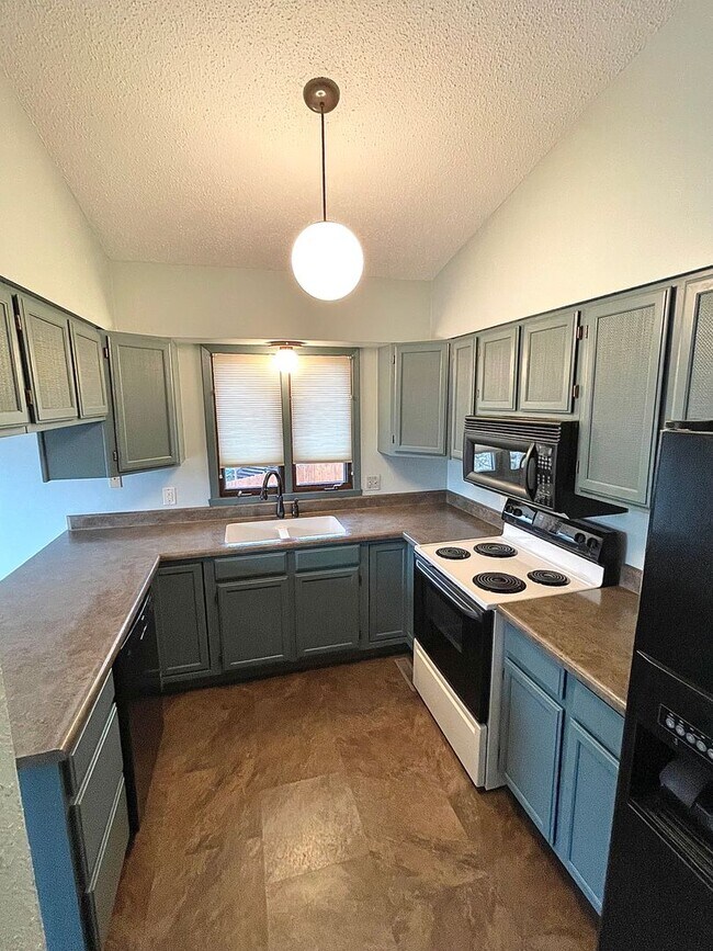 Building Photo - ~Applications Pending~ RENT SPECIAL ~ HOLIDAY MERRINESS ~ Beautiful 4 bedroom cul-de-sac home for...