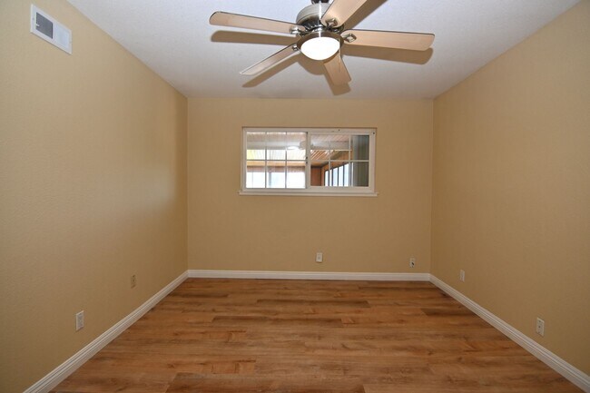 Building Photo - Beautiful 5 bed 3 bath, 2 car Garage & Pool, Near Snell & Calero