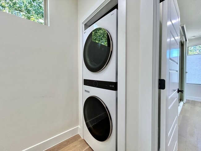 Building Photo - Spacious 2/BR 2.5/BA Modern Home with Abun...