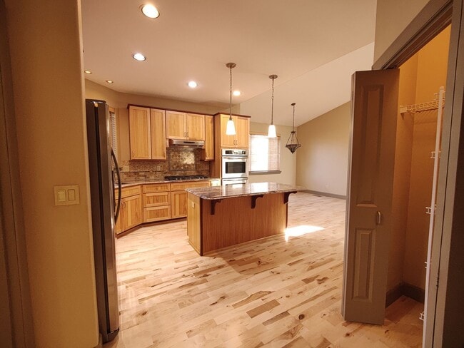 Building Photo - Single Level 4 Bedroom 3 Bath Beauty