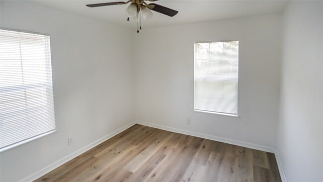 Building Photo - 4802 Scenic Dr