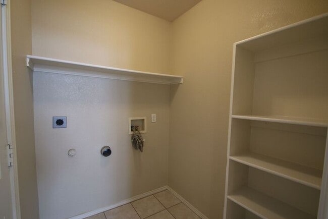 Building Photo - Charming 3BR/2BA Duplex Home with 2-Car Garage & Fenced Yard | Close to Downtown Weatherford | Pe...