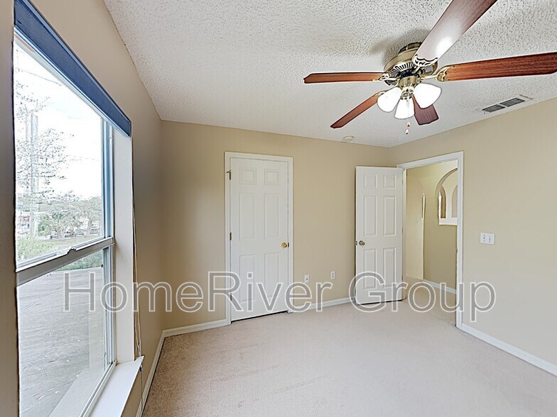 Building Photo - 2215 Canopy Dr