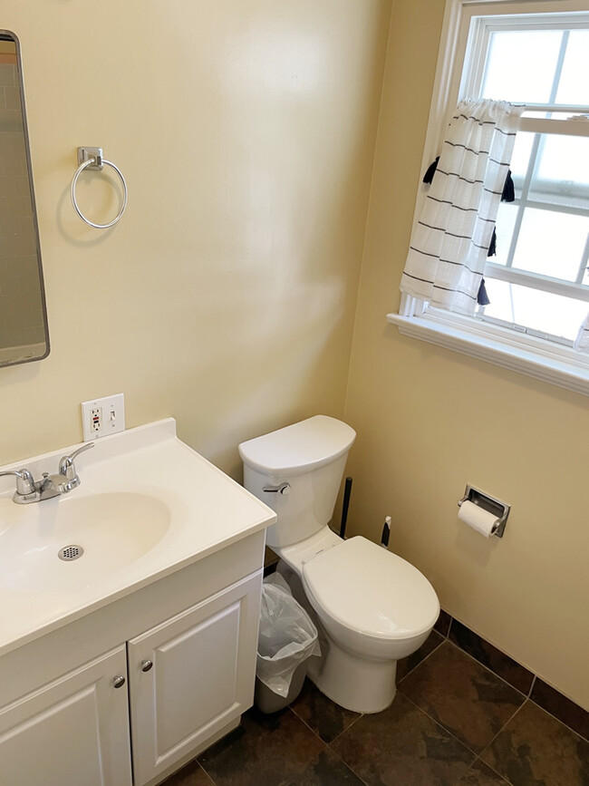 404 Landfair Avenue #2, Westwood, CA 90024 - Bathroom - 400 Landfair Ave