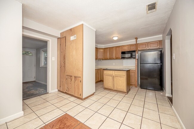 Building Photo - Cute Rental Home