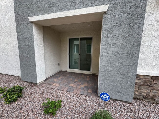 Building Photo - Stylish 3-Bedroom Home with Open Layout & ...