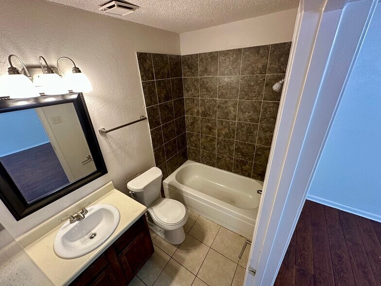 Primary Bathroom - 3820 Bigleaf Ln