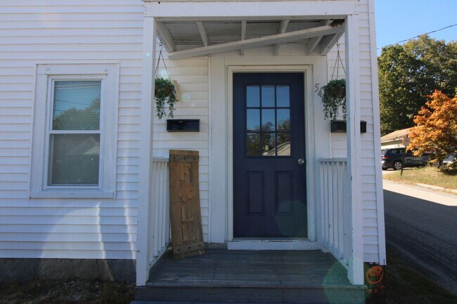 Building Photo - 546 Main St