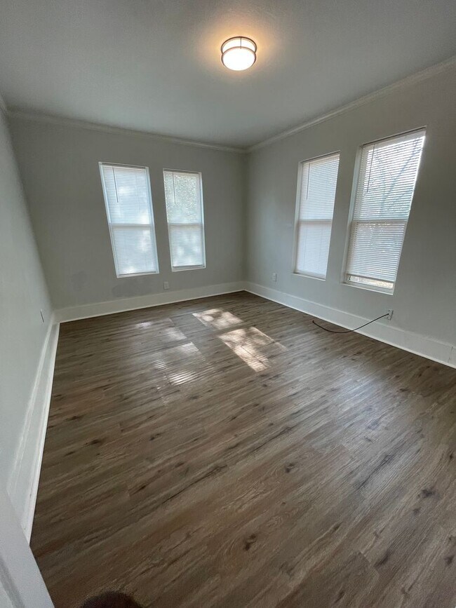 Building Photo - Completely Remodeled Home in Queensborough