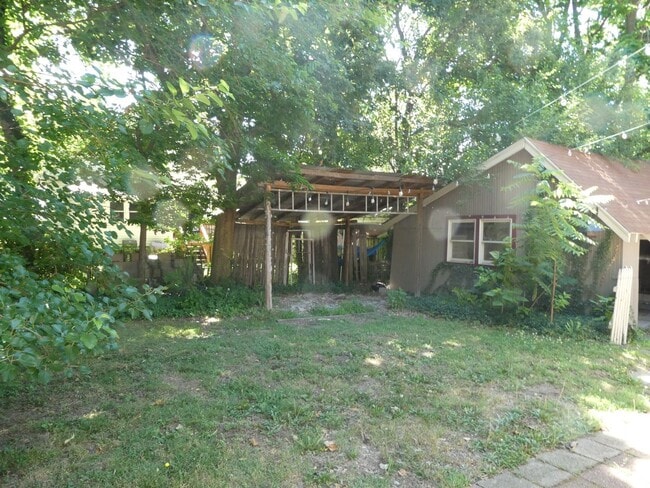 Building Photo - Charming Home Downtown