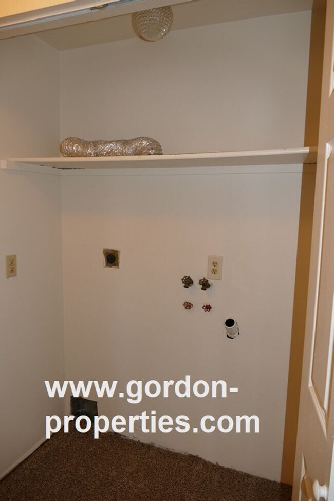 Building Photo - 4512 NE Lombard St