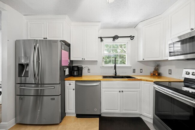 Building Photo - 8410 Smoketree Cir