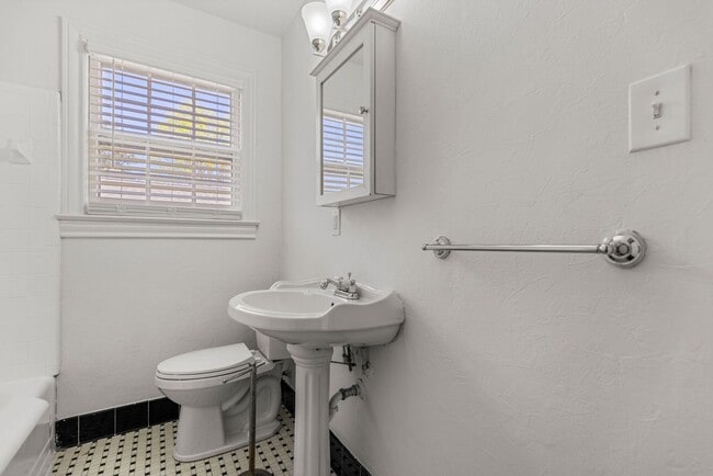 Building Photo - 202 Robinson St