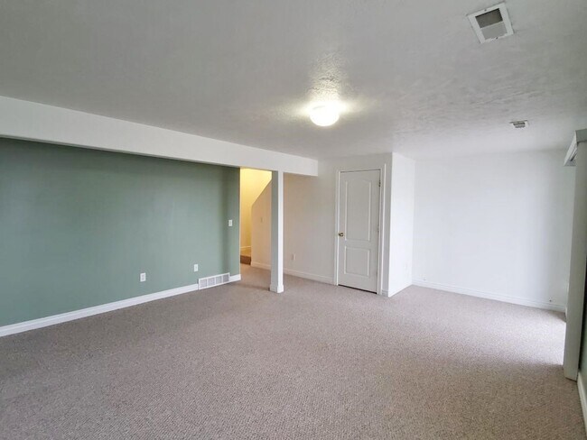 Building Photo - 2-3 Bd 2.5 Bath Townhome in Draper