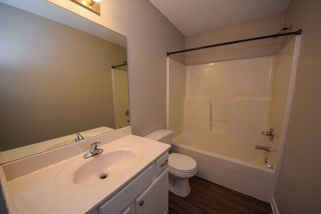 Building Photo - UPDATED and cute 2 bed 2 bath home.