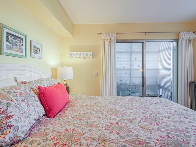 Building Photo - 5400 Jimmy Buffett Mem Hwy