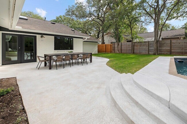 Building Photo - 8806 Ridgehill Dr