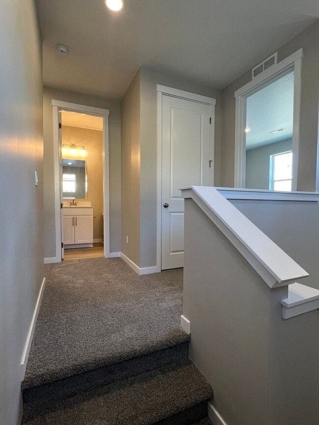 Building Photo - Brand new 3 bed 2.5 bath townhome in Stars...