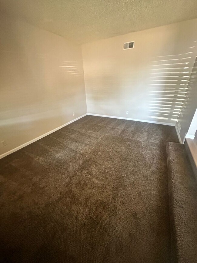 Building Photo - Updated Duplex Unit With Lincoln Schools