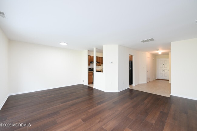 Building Photo - 83 Oak Ln