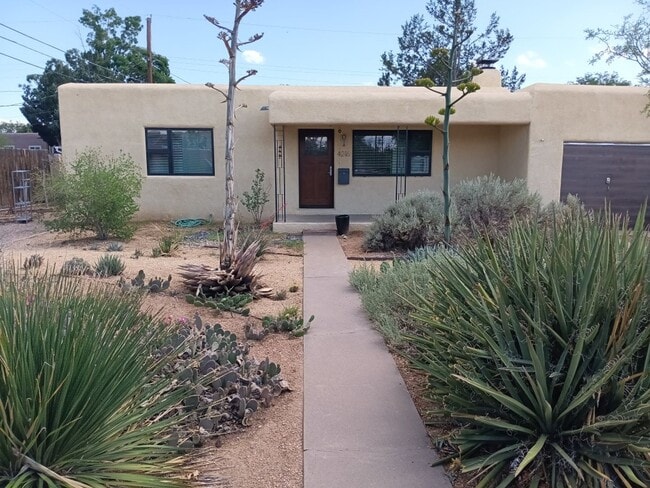 Primary Photo - Beautiful Nob Hill Home with gourmet kitch...