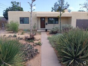 Building Photo - Beautiful Nob Hill Home with gourmet kitch...