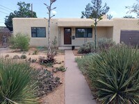 Building Photo - Beautiful Nob Hill Home with gourmet kitch...