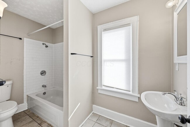 Building Photo - 1452 Summit St