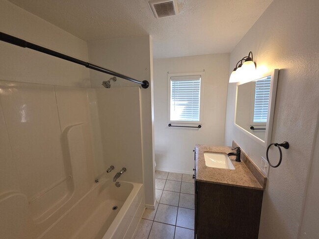 Building Photo - Newly Remodeled 2 bedroom 1 bath home