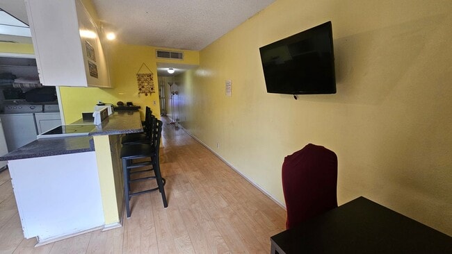 Building Photo - PARTIALLY FURNISHED 3 BEDROOM TOWNHOME NEAR CHINATOWN & STRIP