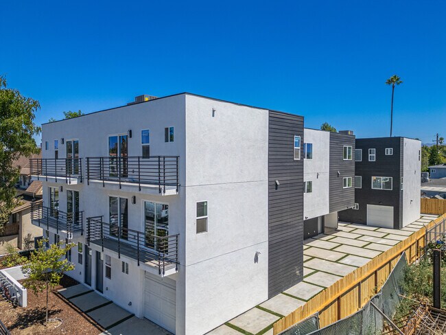 Building Photo - 6832 Hazeltine Ave
