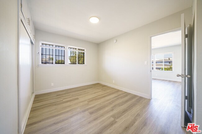 Building Photo - 810 W 62nd St