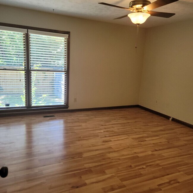 Building Photo - New Listing