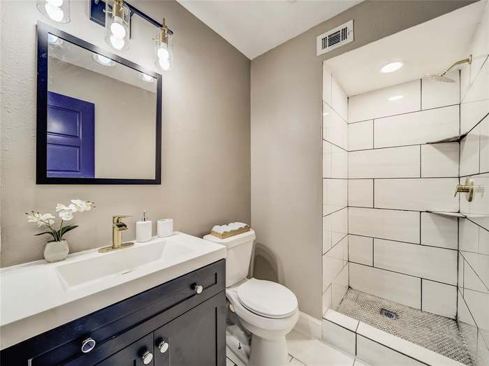First floor bathroom - 4028 Treeline Dr