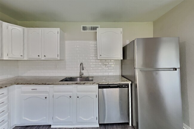 Building Photo - 635 Stonewall Dr