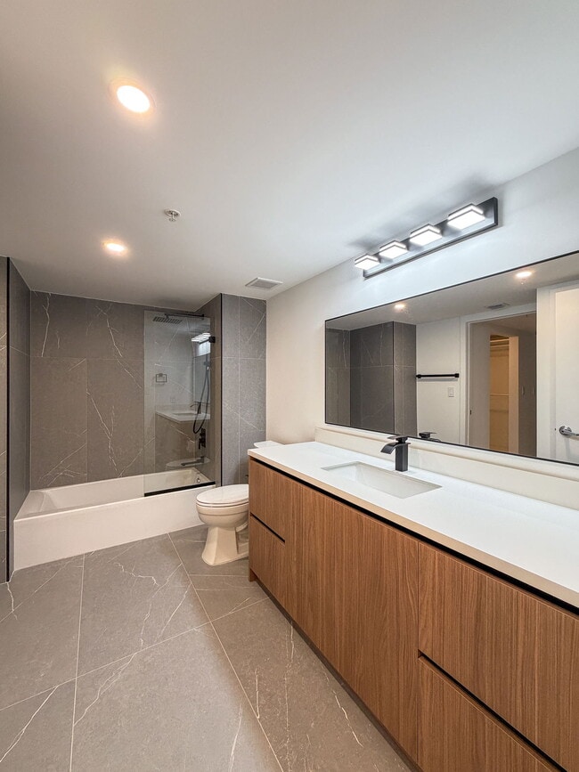 Building Photo - 1800 N Bayshore Dr