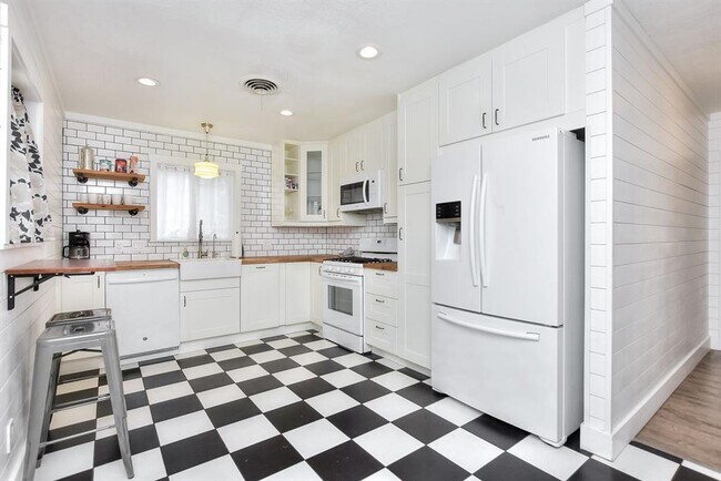 Building Photo - 1407 E 19th St