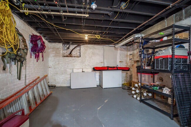 Building Photo - STUNNING Benton Park Townhome