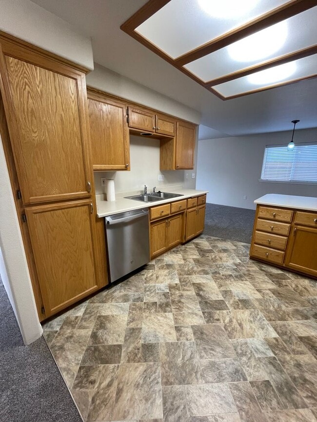 Building Photo - Spacious 3 bedroom, 2 bathroom home- CENTRAL POINT!