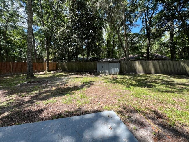 Building Photo - Adorable 3/2 on large corner lot
